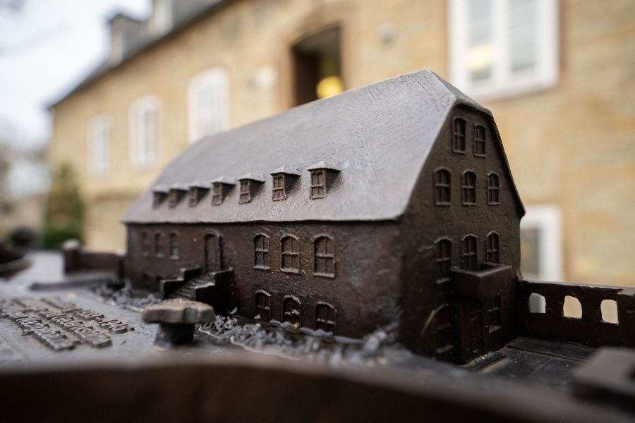 Die Erinnerungs- und Gedenkstätte Wewelsburg 1933 – 1945 im ehemaligen Wachgebäude am Vorplatz der Wewelsburg als Bronzemodell  (Foto: André Heinermann)